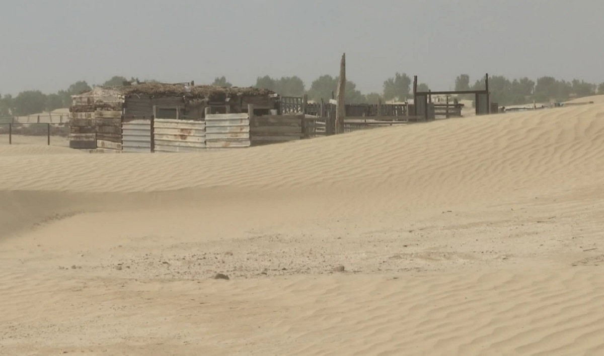 Затерянные в песках: жители сел в Атырауской области бьют тревогу