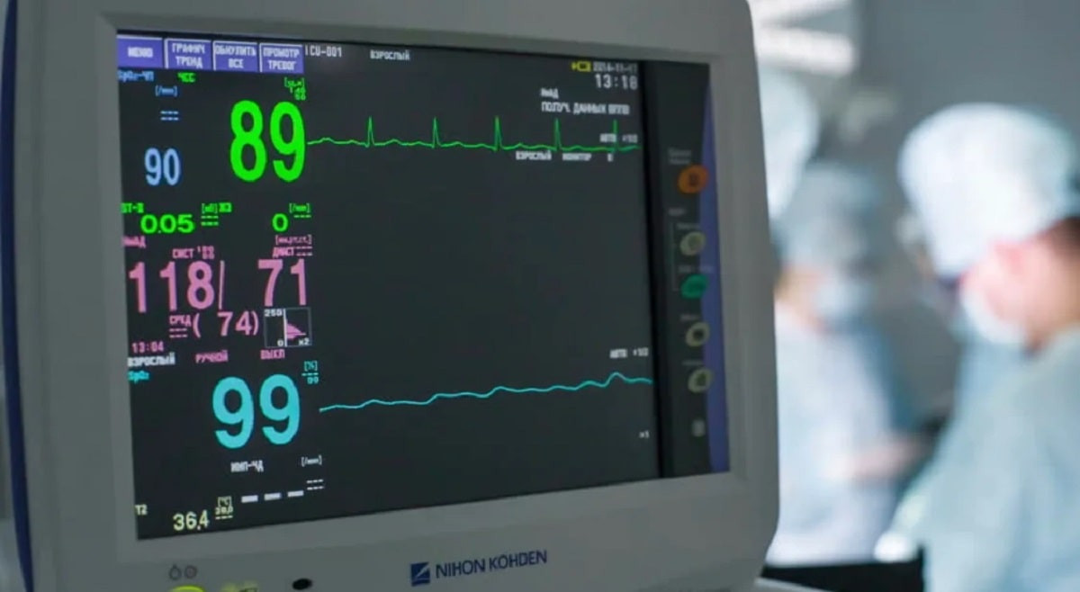 Давление во время операции. Pulse 100 ЭКГ монитор. Монитор пульса в больнице. Мониторы в медицине. Аппарат для измерения пульса в больницах.