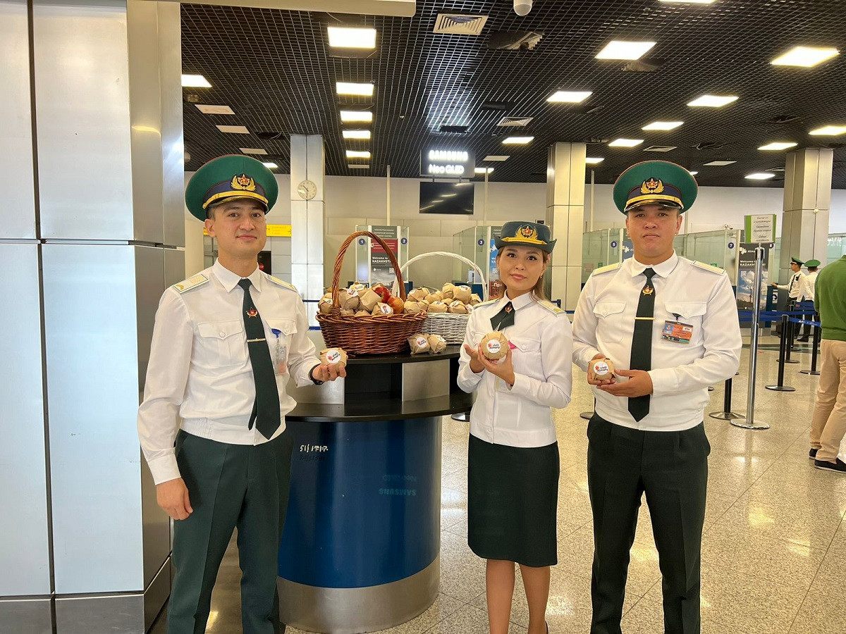 Ко Дню города туристов в международном аэропорту Алматы будут встречать яблоками