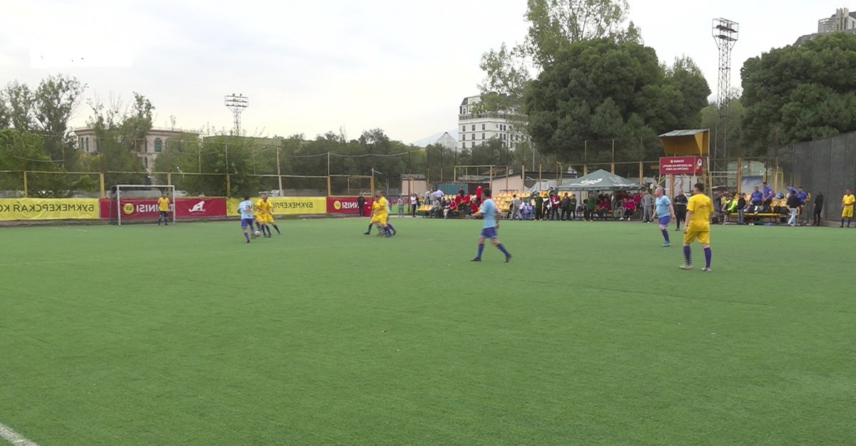 Спорт для всех: в Алматы прошел необычный турнир по мини-футболу
