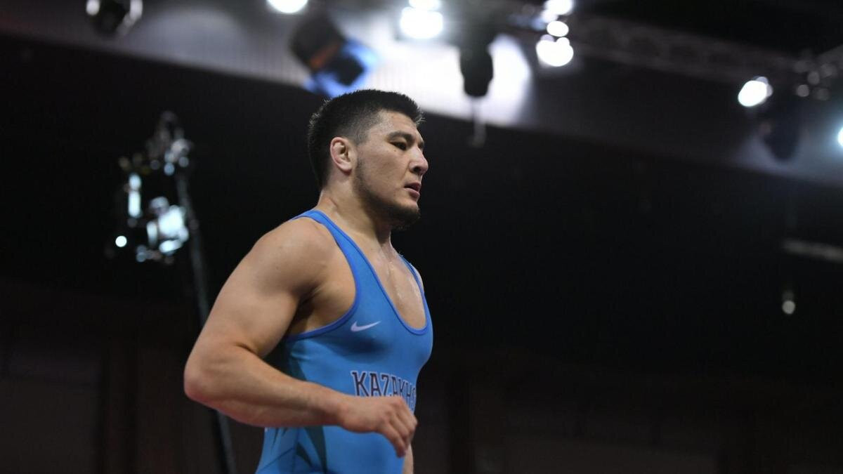 Невероятная схватка: казахстанский борец на последних секундах одолел соперника