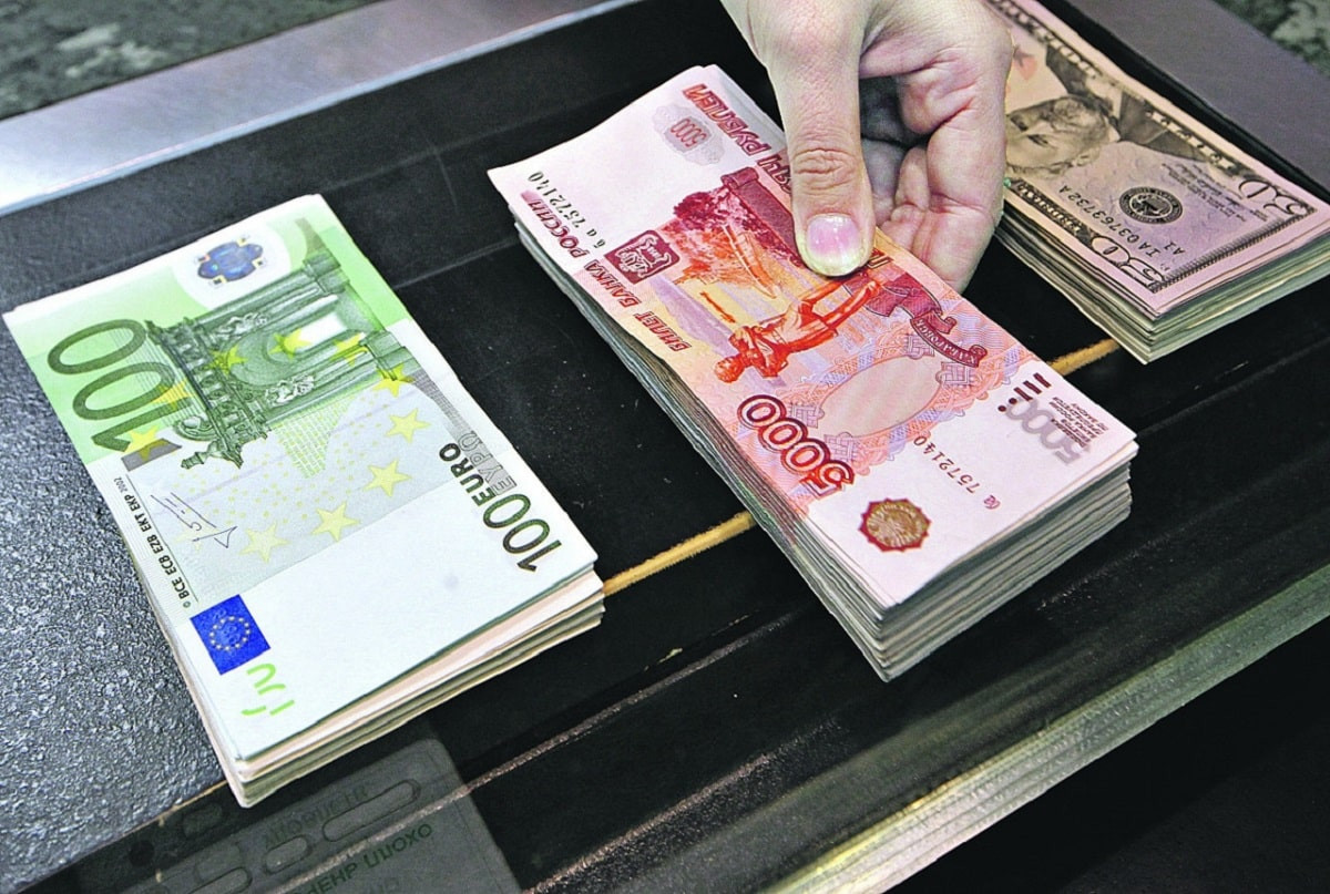 Курс доллара, евро и рубля в обменниках Алматы 19 сентября 2023