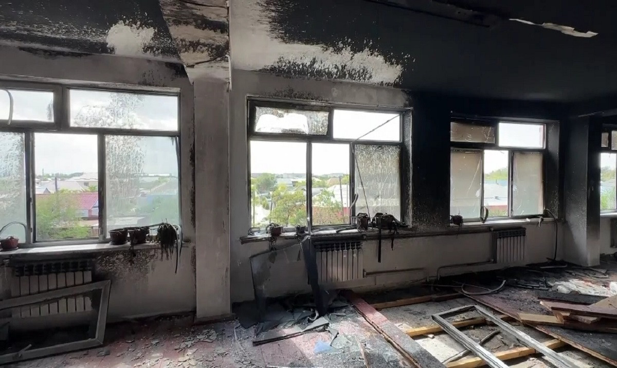 Пожар в школе: в Таразе строители выпрыгивали из окон горящего здания