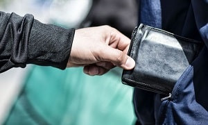 Какой кошелек: полицейские задержали несколько карманников в Алматы