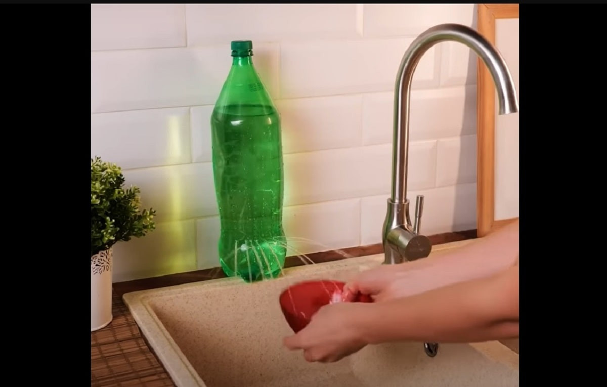 Ноу-хау: проткните бутылку гвоздем и поставьте на кухне