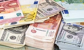 Сколько стоят доллары, евро и рубли в обменниках Алматы 25 сентября 2023
