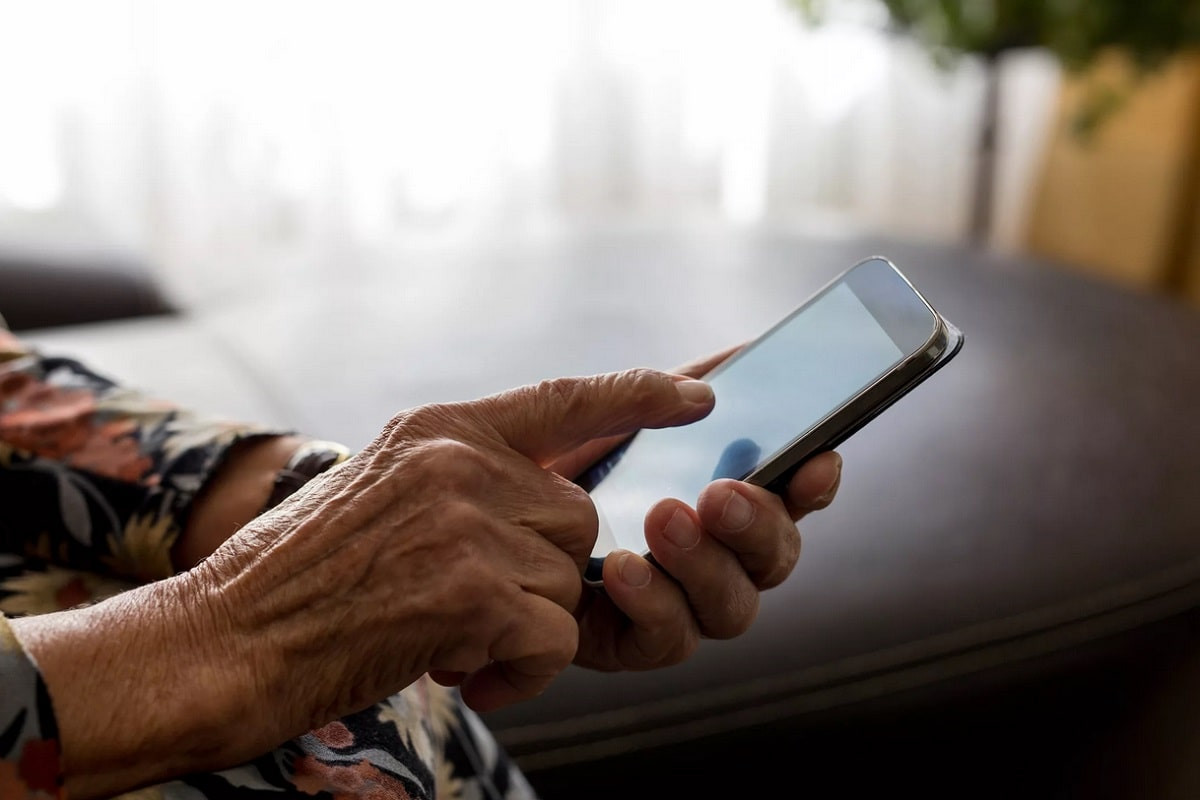 Не удержалась: пенсионерка украла смартфон у продавщицы и попала на видео