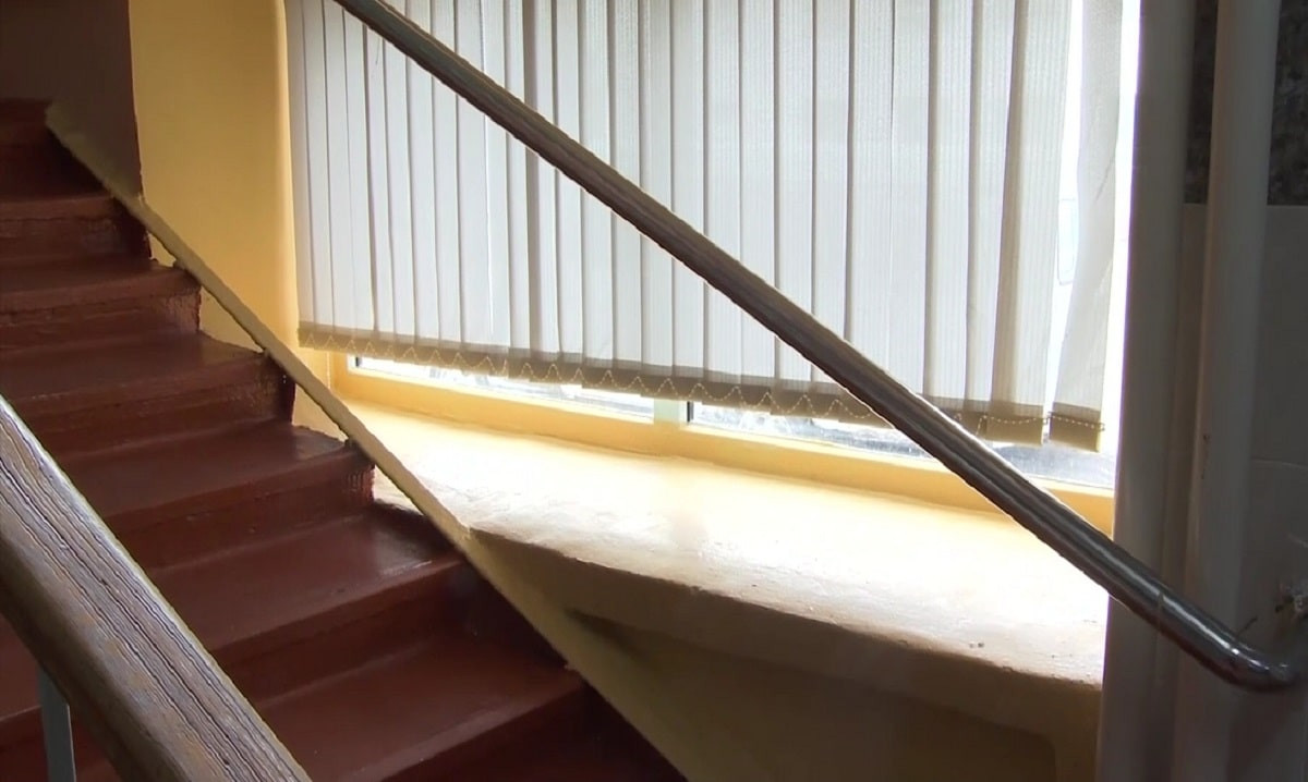 Несрочный вызов: Гиният объяснила, почему скорая ехала долго к упавшему с лестницы ребенку