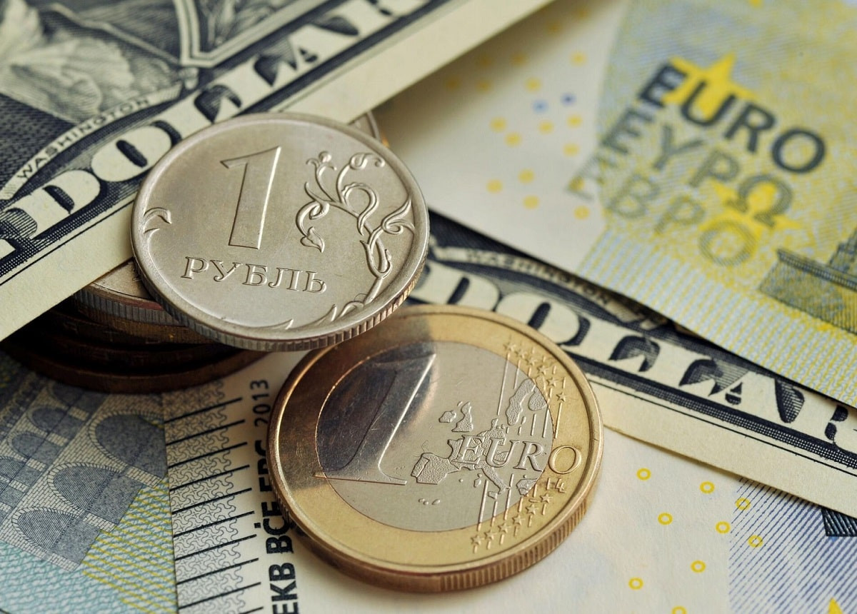 Сколько стоят доллары, евро и рубли в обменниках Алматы 5 октября 2023 