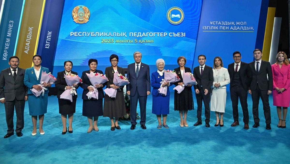 День учителя: Токаев присвоил почетное звание казахстанским педагогам