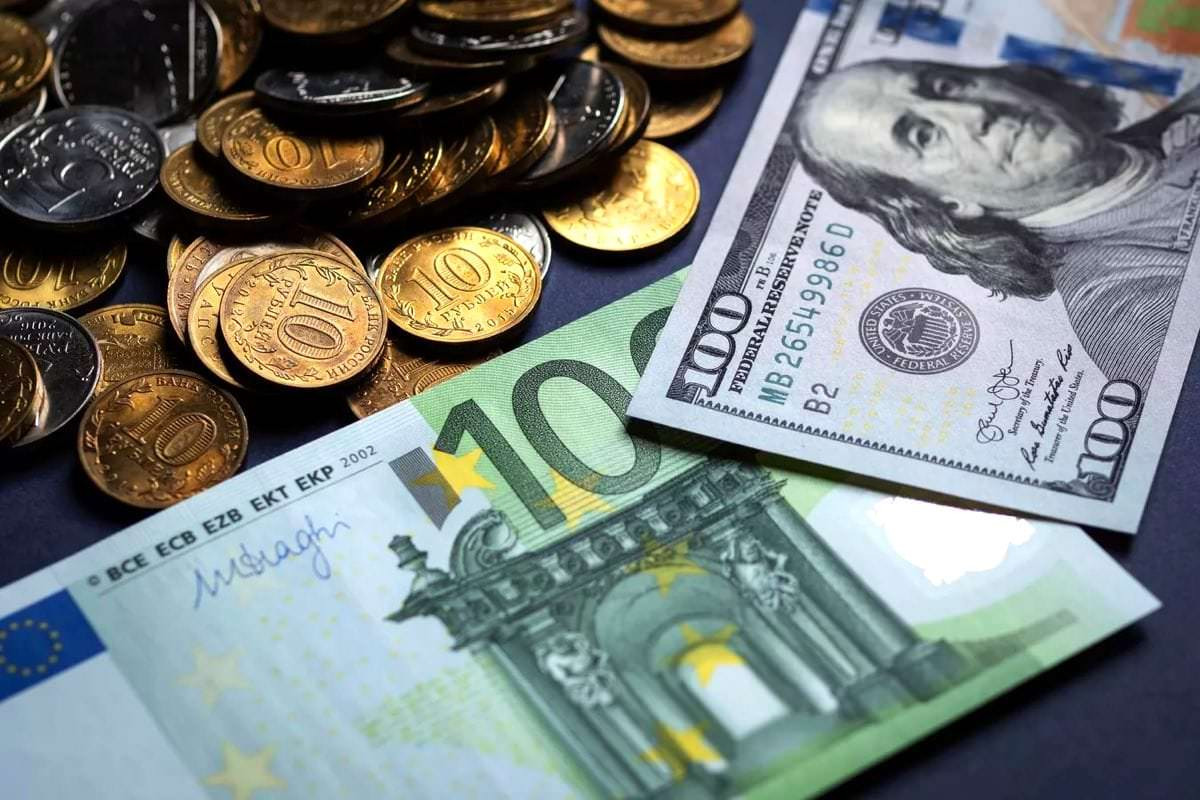 Сколько стоят доллары, евро и рубли в обменниках Алматы 6 октября 2023 