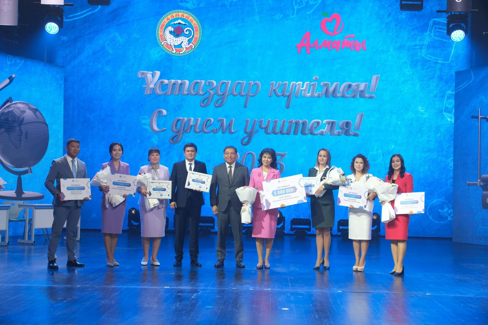 Мұғалімдер күні: Ерболат Досаев Алматы педагогтарын құттықтады