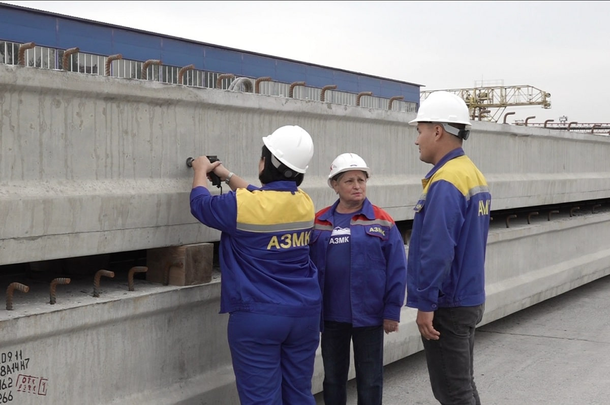 Почетный строитель: Людмила Хвостова трудится на заводе мостовых конструкций около 40 лет