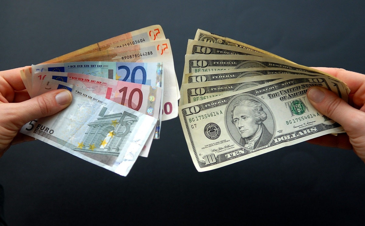 Сколько стоят доллары, евро и рубли в обменниках Алматы 9 октября 2023 