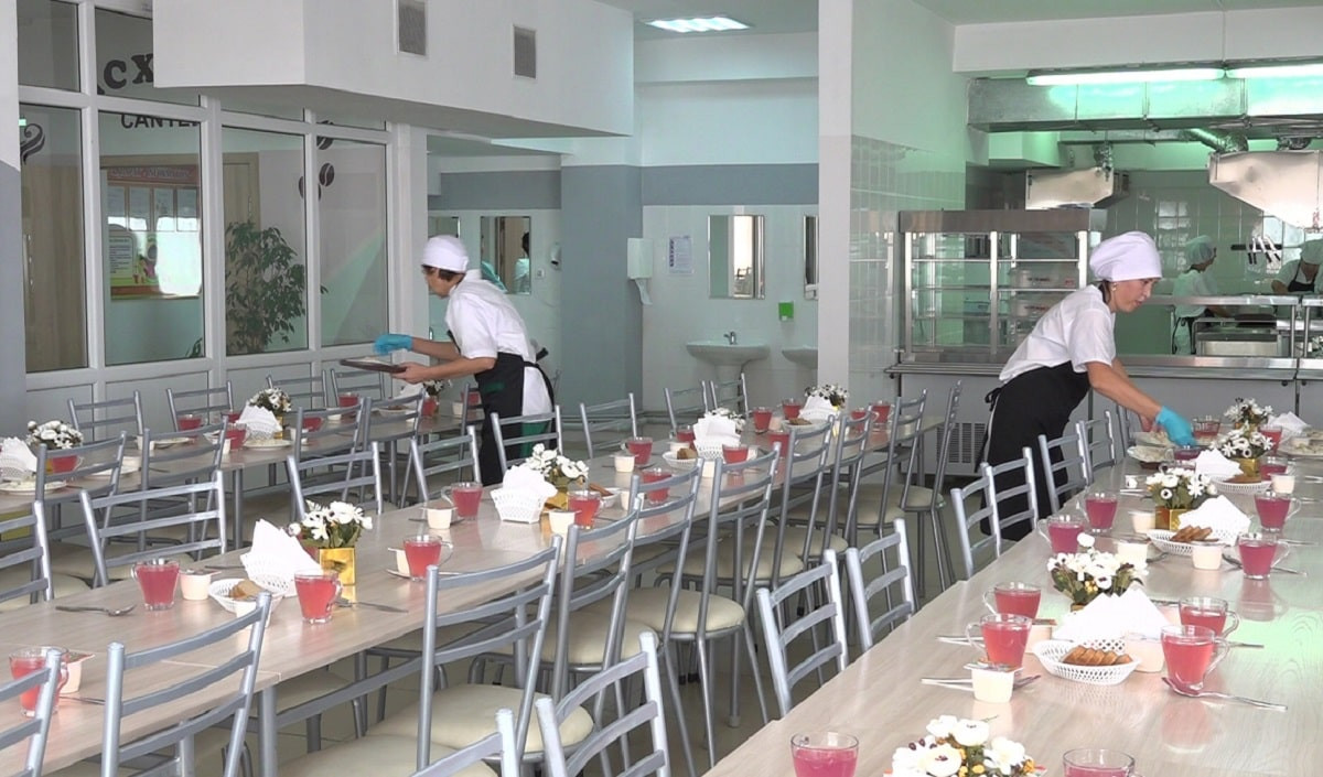 В казахстанских школах завершают проверку качества питания в столовых