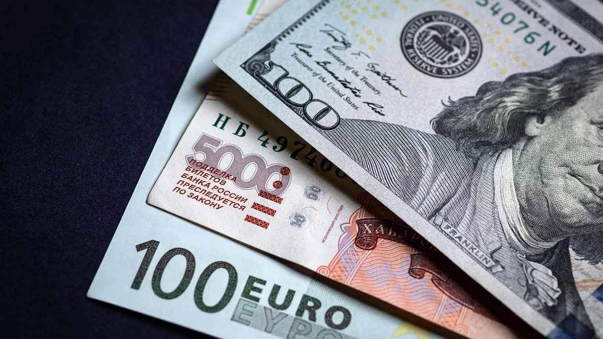 Сколько стоят доллары, евро и рубли в обменниках Алматы 14 октября 2023