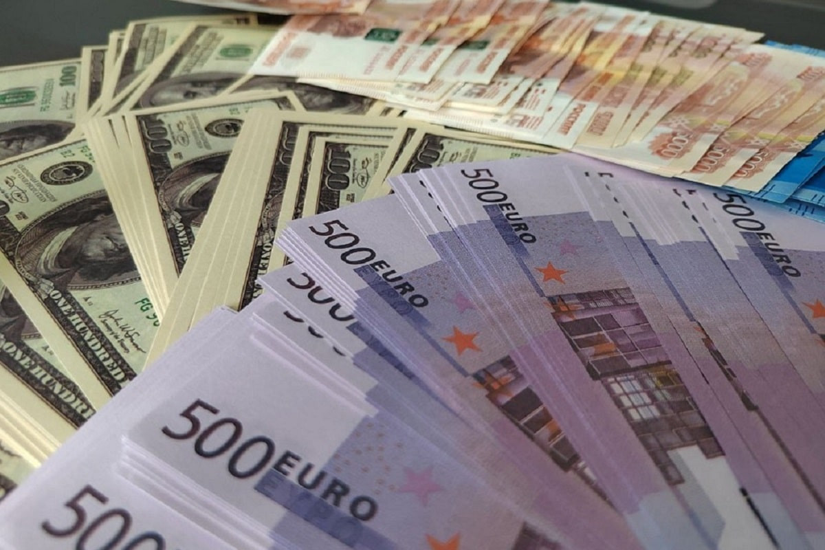 Сколько стоят доллары, евро и рубли в обменниках Алматы 16 октября 2023 