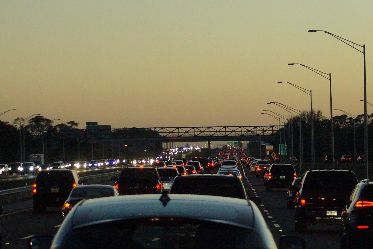 В потоке машин: сколько автомобилей въезжает ежедневно в Алматы