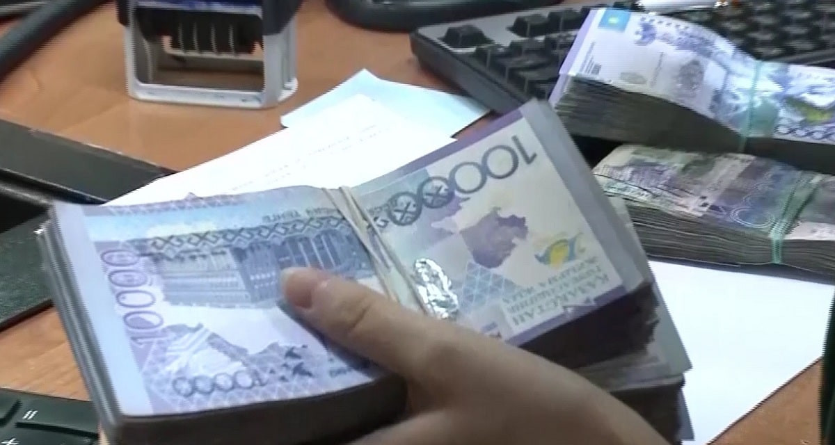  Долговая яма: проблемы закредитованности казахстанцев обсудили в Парламенте