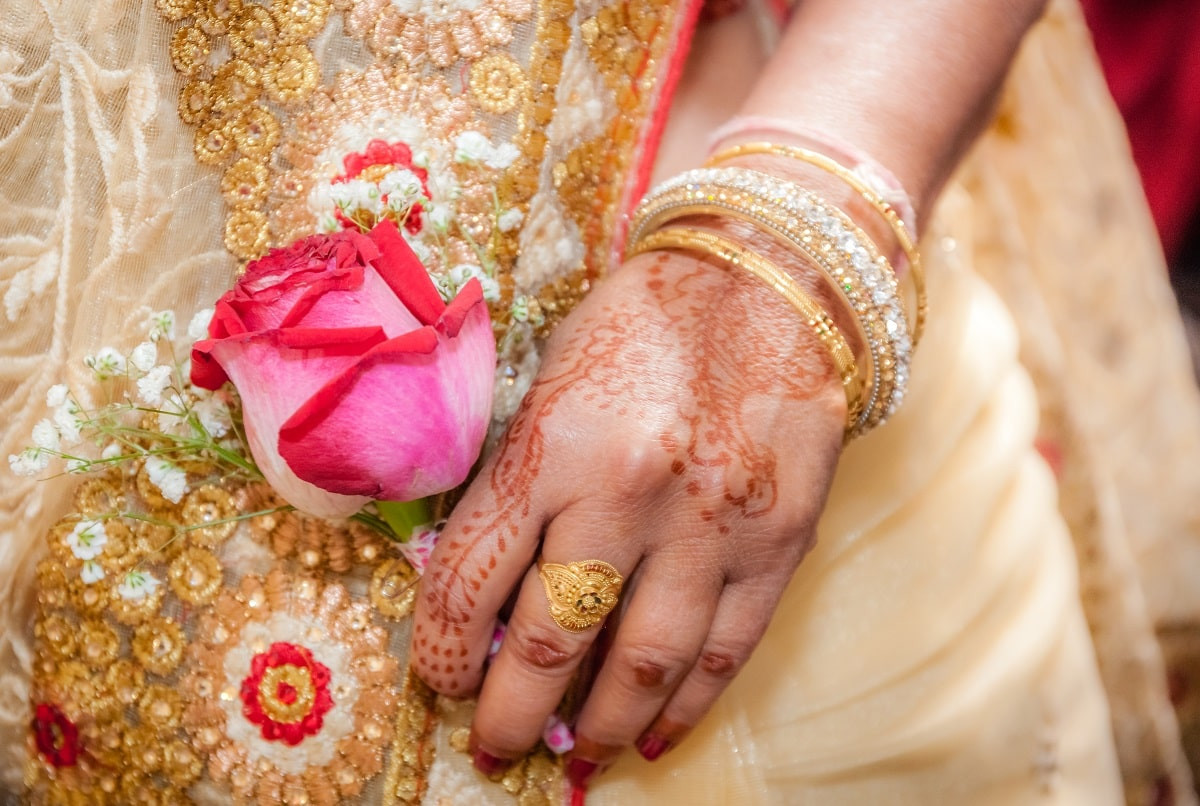 Сбежавшая невеста: девушка скрылась после свадьбы с деньгами отца жениха 