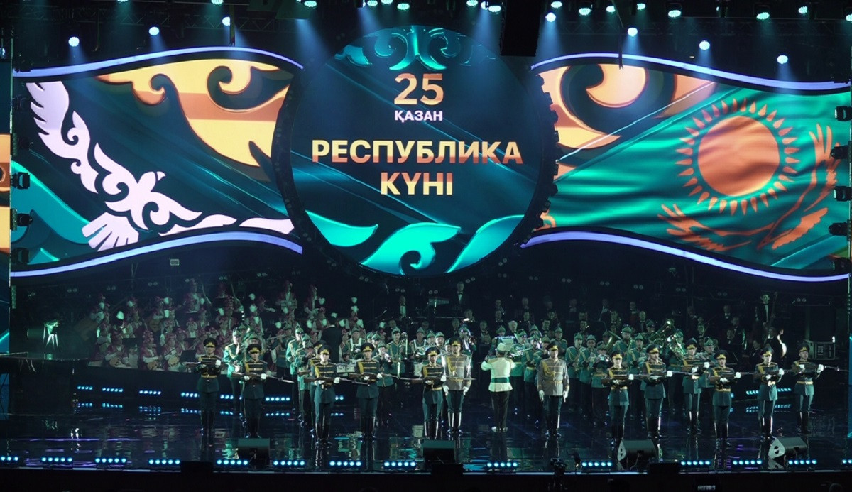 Республика күні – ұлттық мереке: Алматыда эстрада әншілері өнер көрсетті