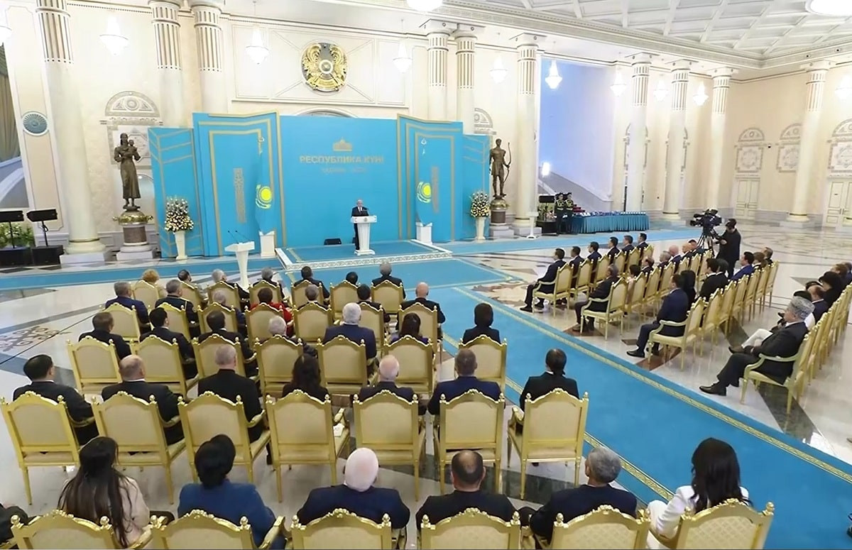 День Республики: Глава государства наградил заслуженных деятелей Казахстана