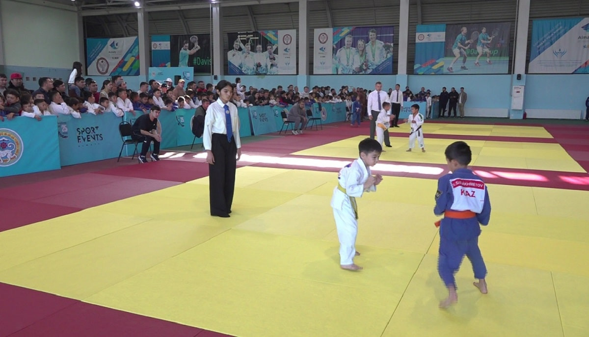 За здоровый образ жизни: в Алматы юниоры соревновались в шести видах спорта