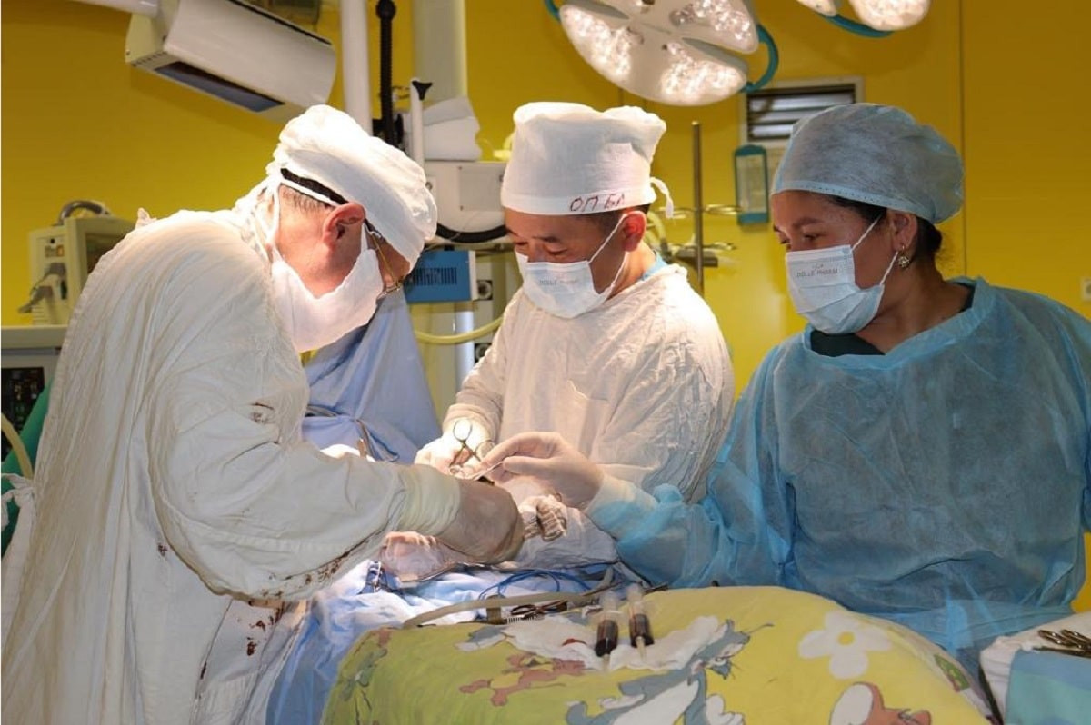 Алматинские врачи спасли новорожденную девочку