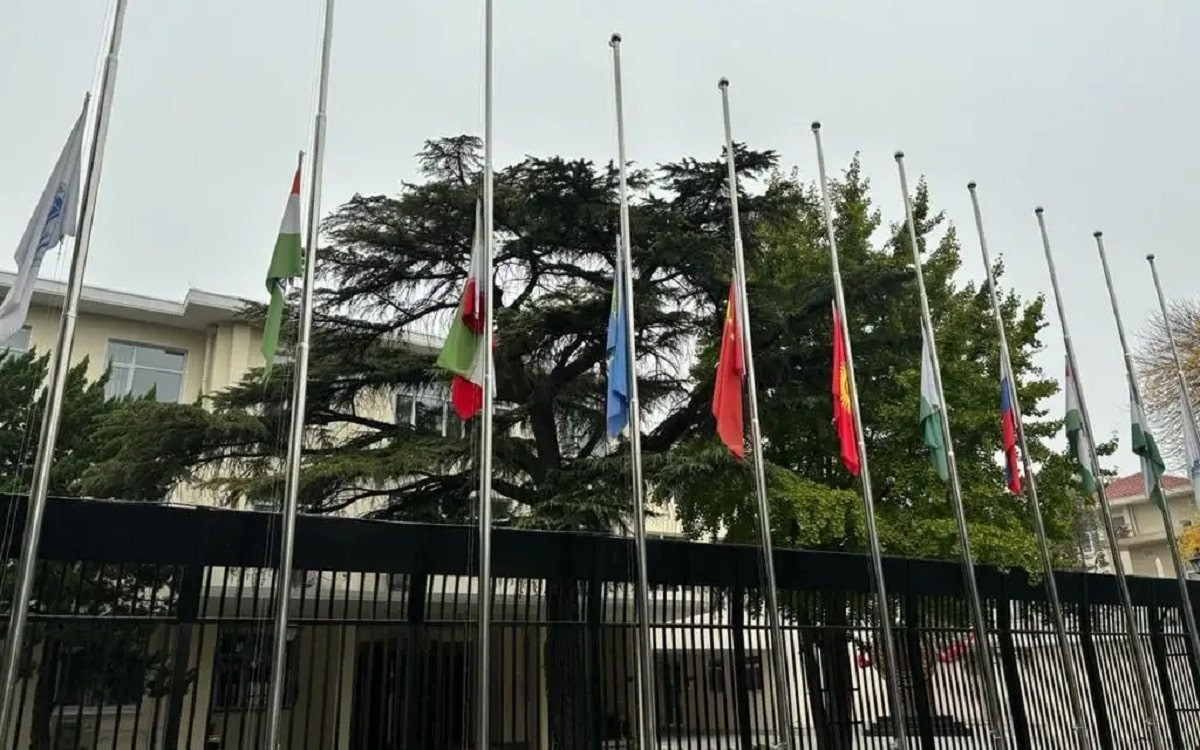 В Секретариате ШОС приспущены флаги