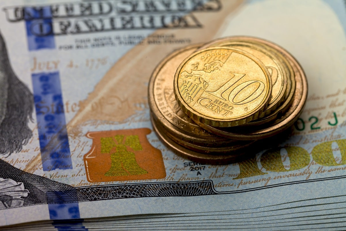 Сколько стоят доллары, евро и рубли в обменниках Алматы 31 октября 2023 