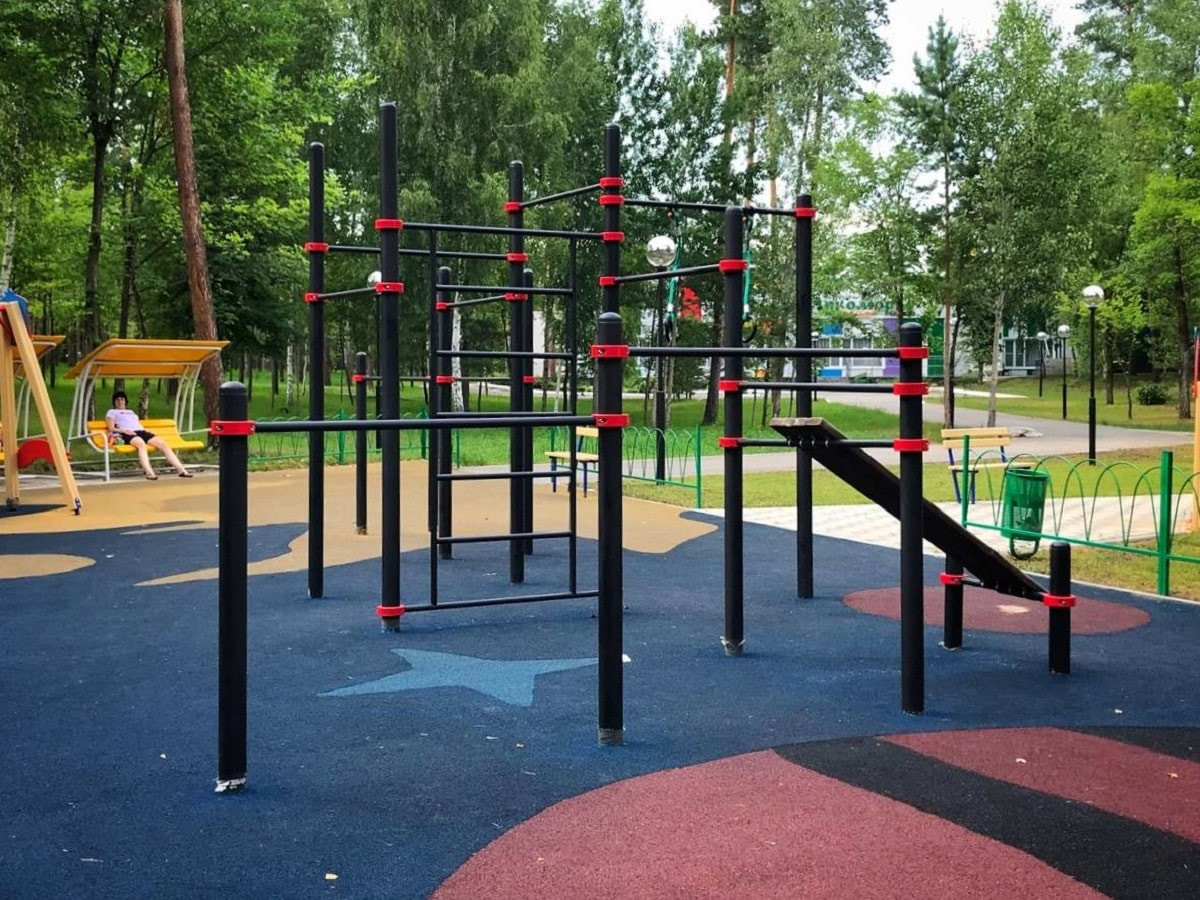 Как модернизировали детские и спортивные площадки в школах мегаполиса