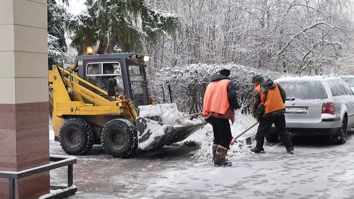 Вывихи и переломы: жители Петропавловска пострадали от непогоды