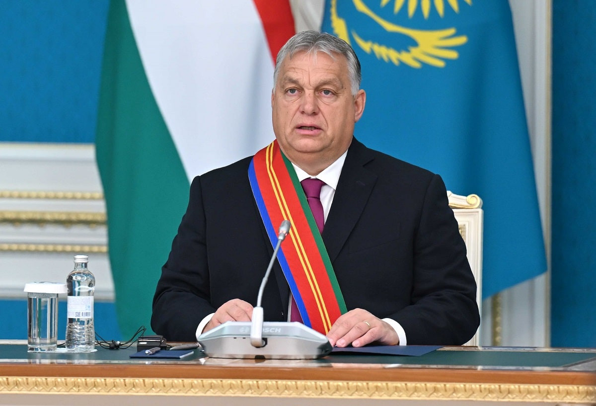 Глава государства наградил Премьер-министра Венгрии орденом