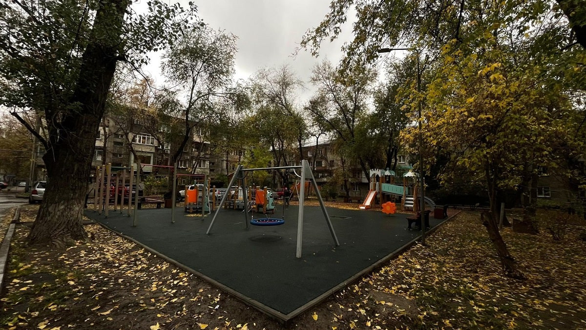 Сколько дворовых площадок отремонтировали в Алматы