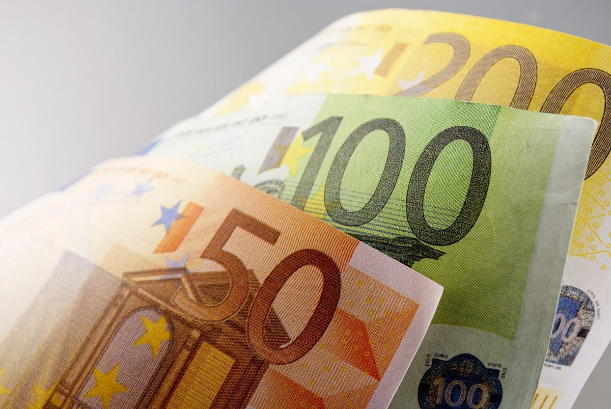 Сколько стоят доллары, евро и рубли в обменниках Алматы 5 ноября 2023