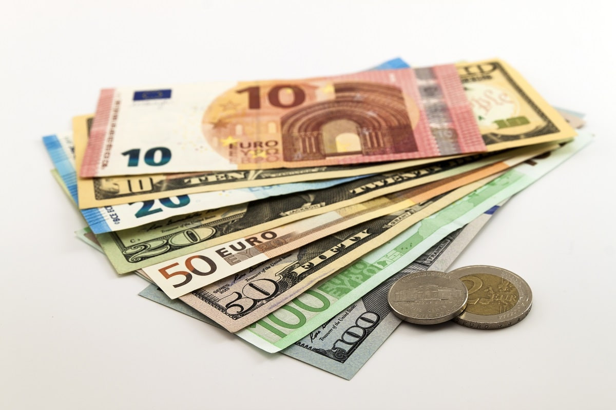 Сколько стоят доллары, евро и рубли в обменниках Алматы 6 ноября 2023