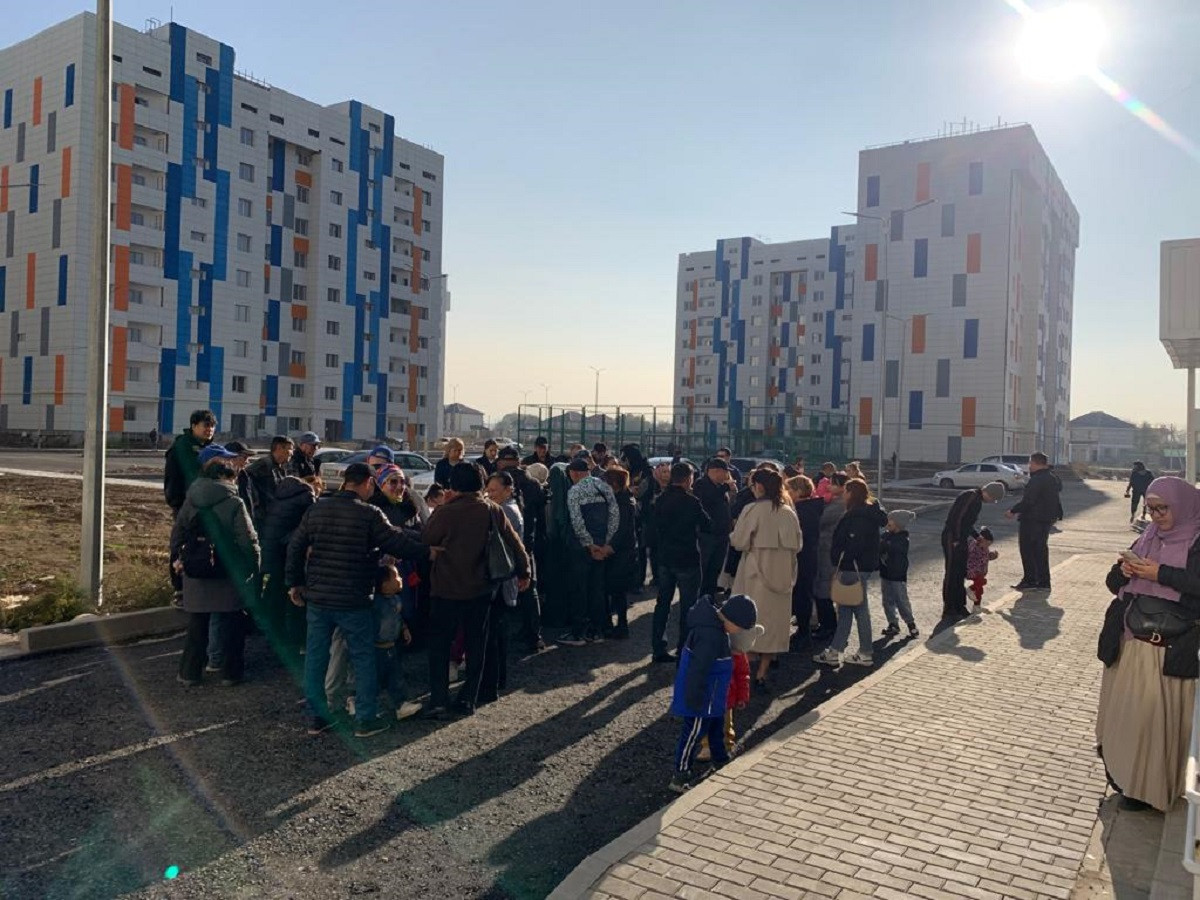 Десятки семей очередников в Алматы получили ключи от квартир в новом жилом комплексе