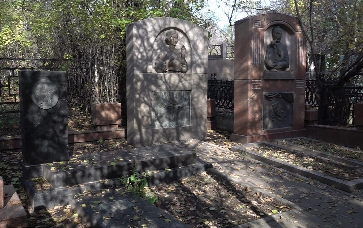 В погоне за наживой: вандалы похитили памятник с могилы сына известных артистов