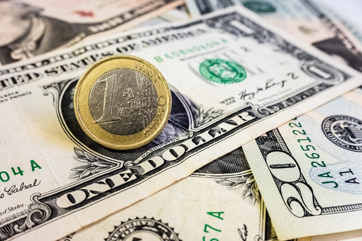Сколько стоят доллары, евро и рубли в обменниках Алматы 8 ноября 2023 