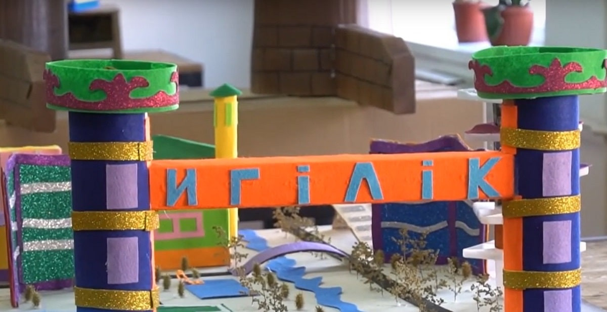 Креативно: казахстанский школьник создает макеты из мусора 