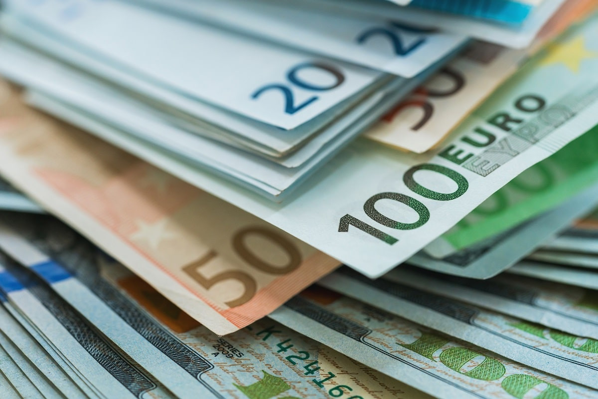Сколько стоят доллары, евро и рубли в обменниках Алматы 9 ноября 2023