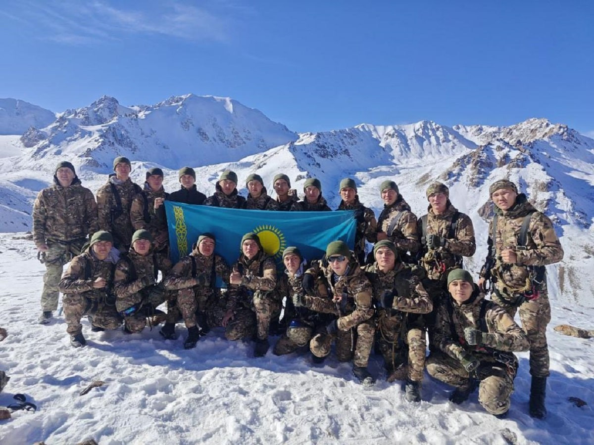 Казахстанские курсанты покорили пик Хрищатого