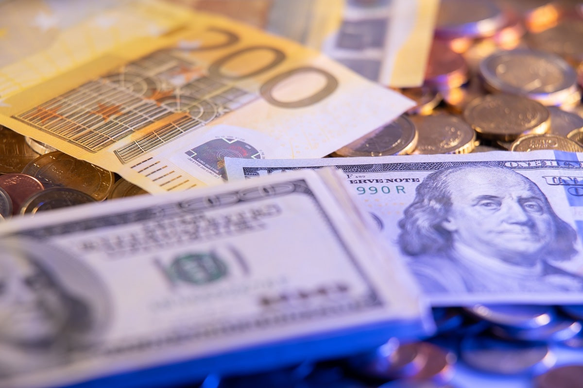Сколько стоят доллары, евро и рубли в обменниках Алматы 15 ноября 2023 