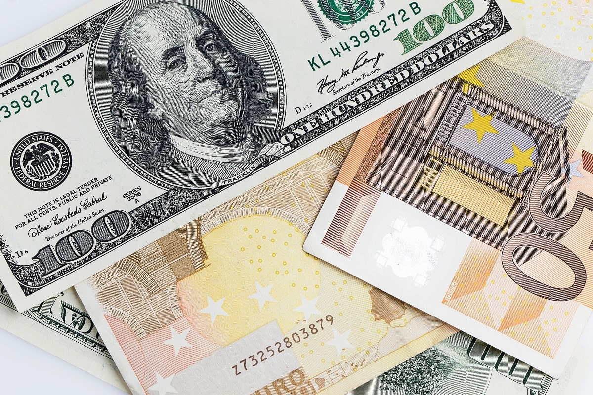 Сколько стоят доллары, евро и рубли в обменниках Алматы 17 ноября 2023 