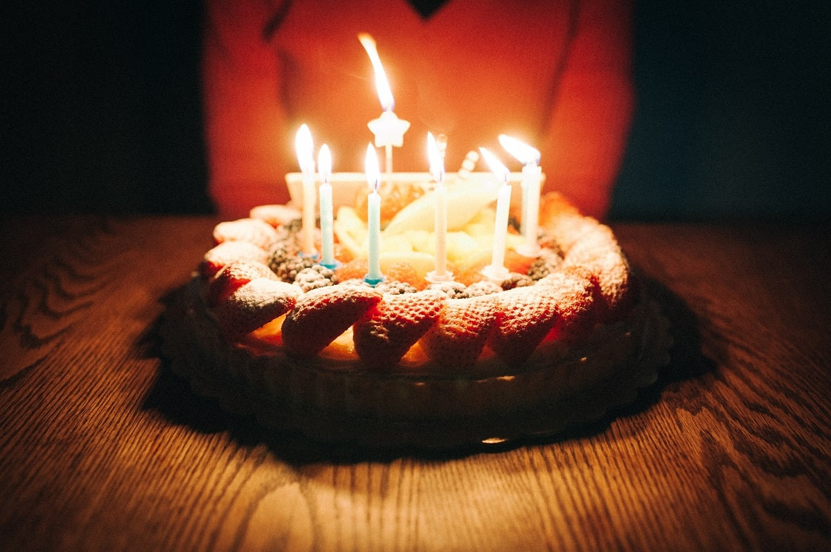 Как появилась традиция задувать свечи в день рождения 