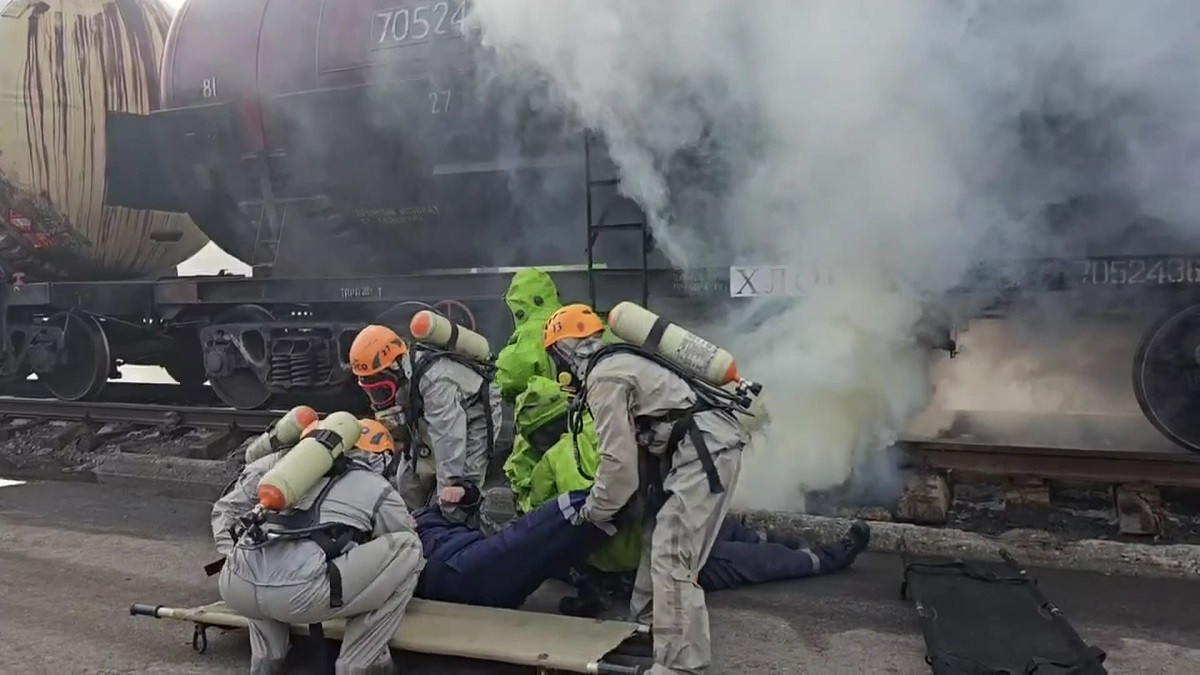 Разлив серной кислоты: спасатели ДЧС провели в Алматы тактические учения