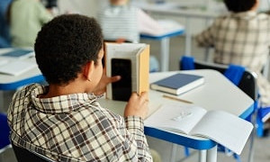 Без разговоров: в школах Казахстана могут ограничить пользование смартфонами