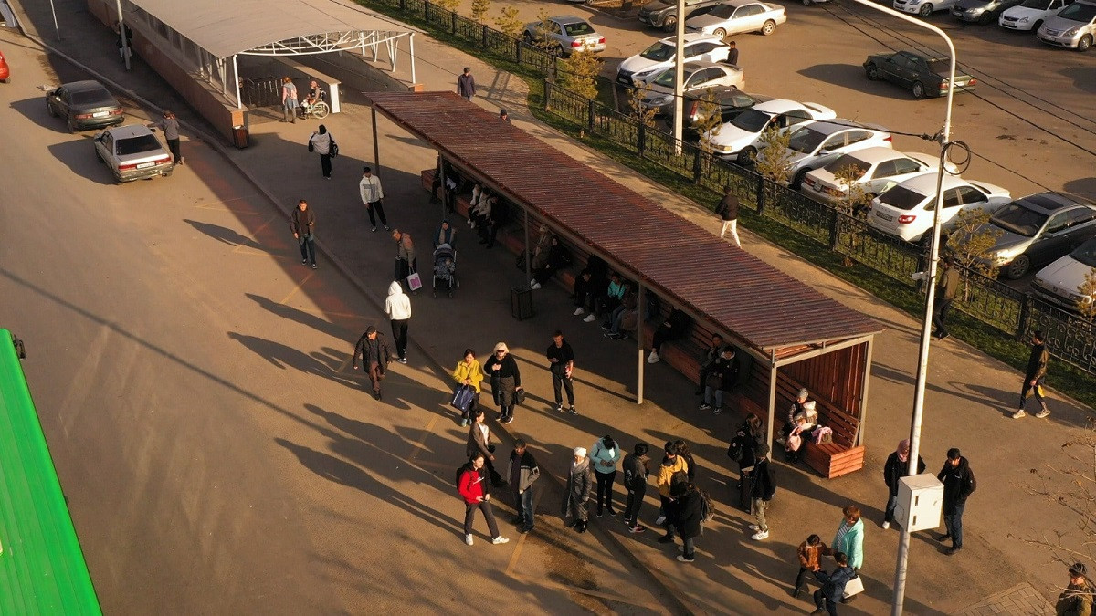 Жайлылықтың жаңа стандарттары: Наурызбай ауданында аялдама кешендері орнатылуда