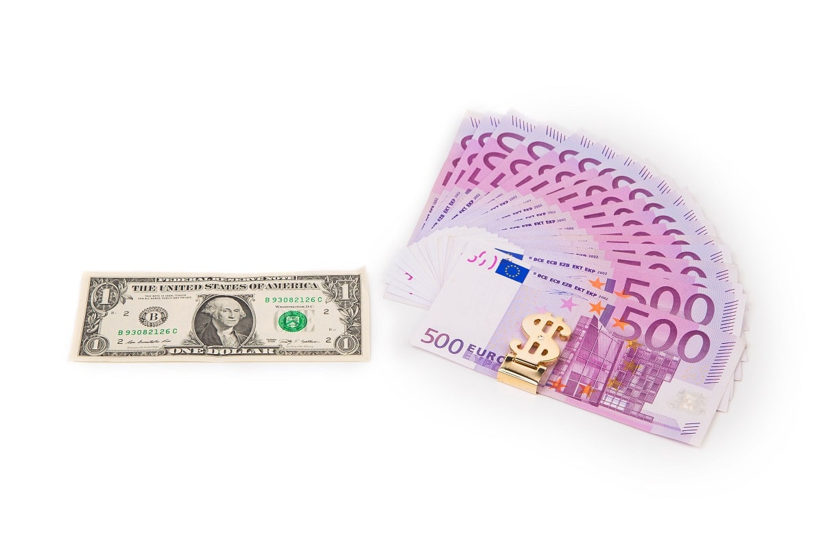 Курс доллара, евро и рубля в обменниках Алматы 4 декабря 2023 