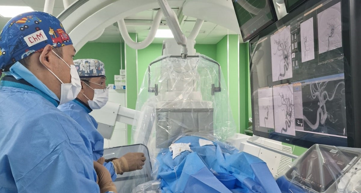 Алматинские нейрохирурги спасли пациента от паралича